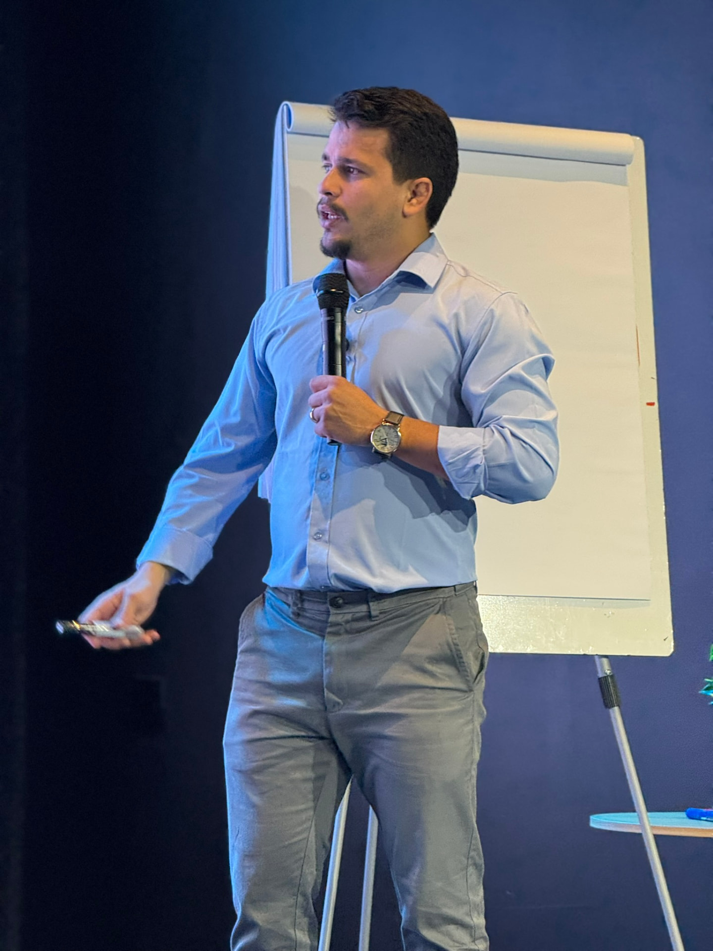Antônio Filho falando com empresários durante um treinamento