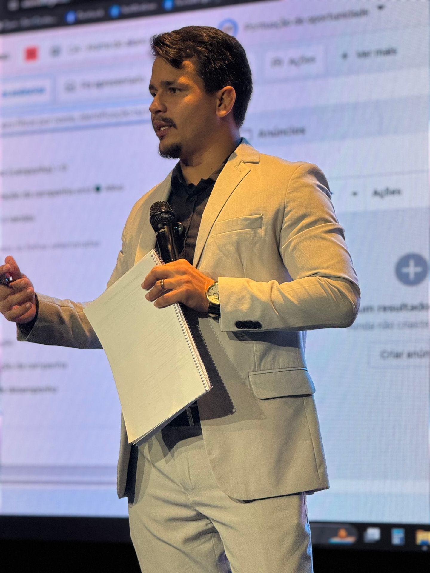 Antônio Filho apresentando uma aula sobre anúncios e vendas